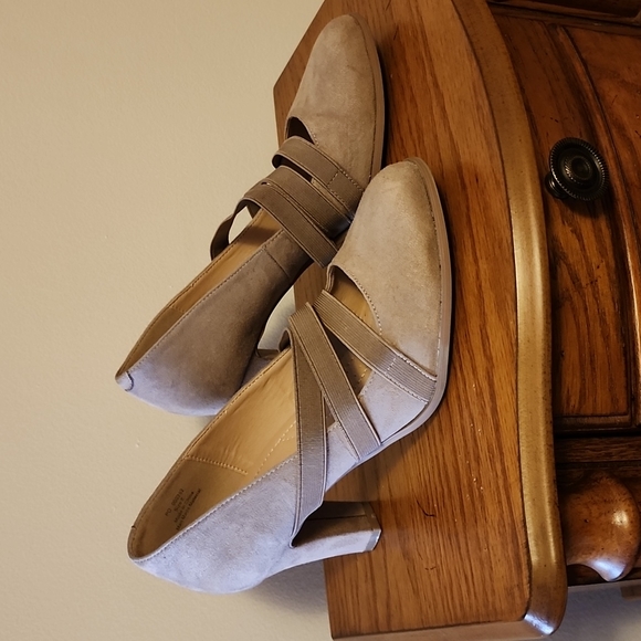 Taupe Like New Journee Collection Loren Pumps - Picture 5 of 9